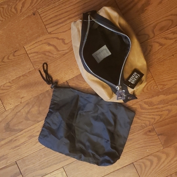 redken brews NYC Grooming bag or toiletry bag. - Picture 3 of 7